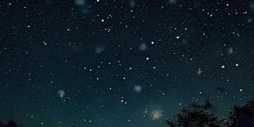 仰望星空中的夜色到底是哪首歌？