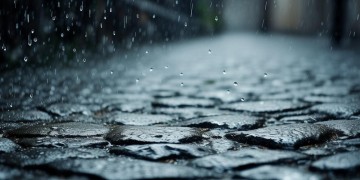 雨滴滴答答的落下究竟是哪首歌？
