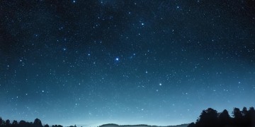 仰望星空中的夜色究竟是哪首歌？