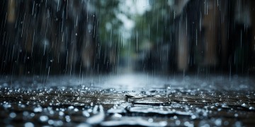 大雨一直下到底是什么歌？