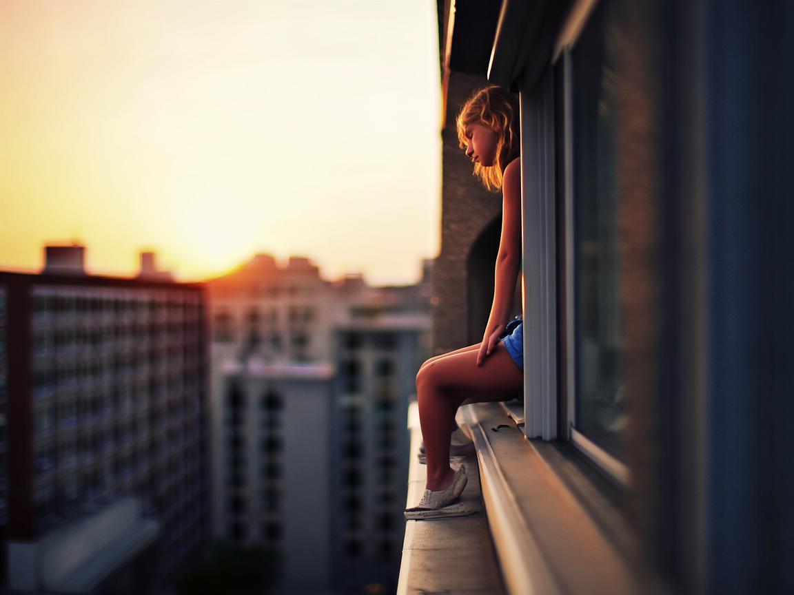 女孩爬24楼窗户的歌究竟是哪首？